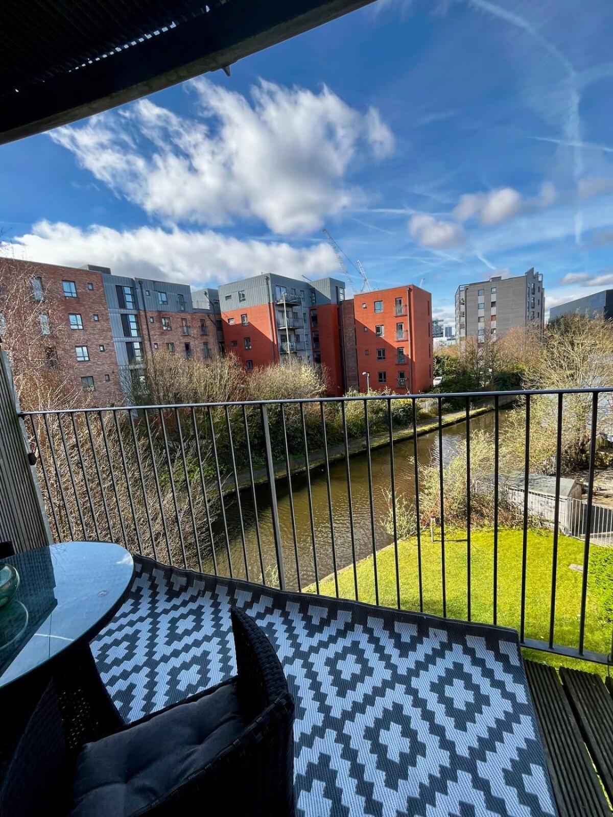 Apartment Serene 2-bed Flat With Canal Views - Coop Live & Ethiad Manchester